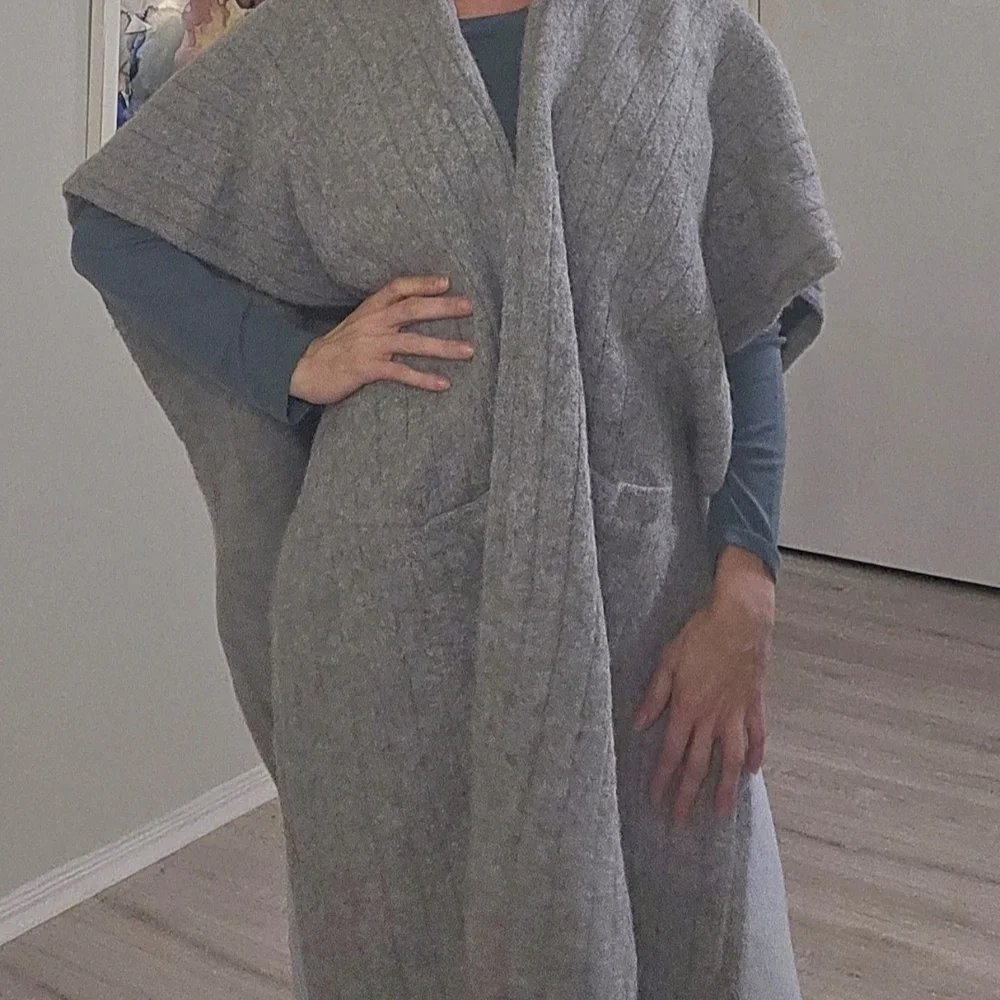 Lunya Superfine Alpaca Wool  Wrap Shawl Poncho Sweater ONE SIZE. - Picture 3 of 8